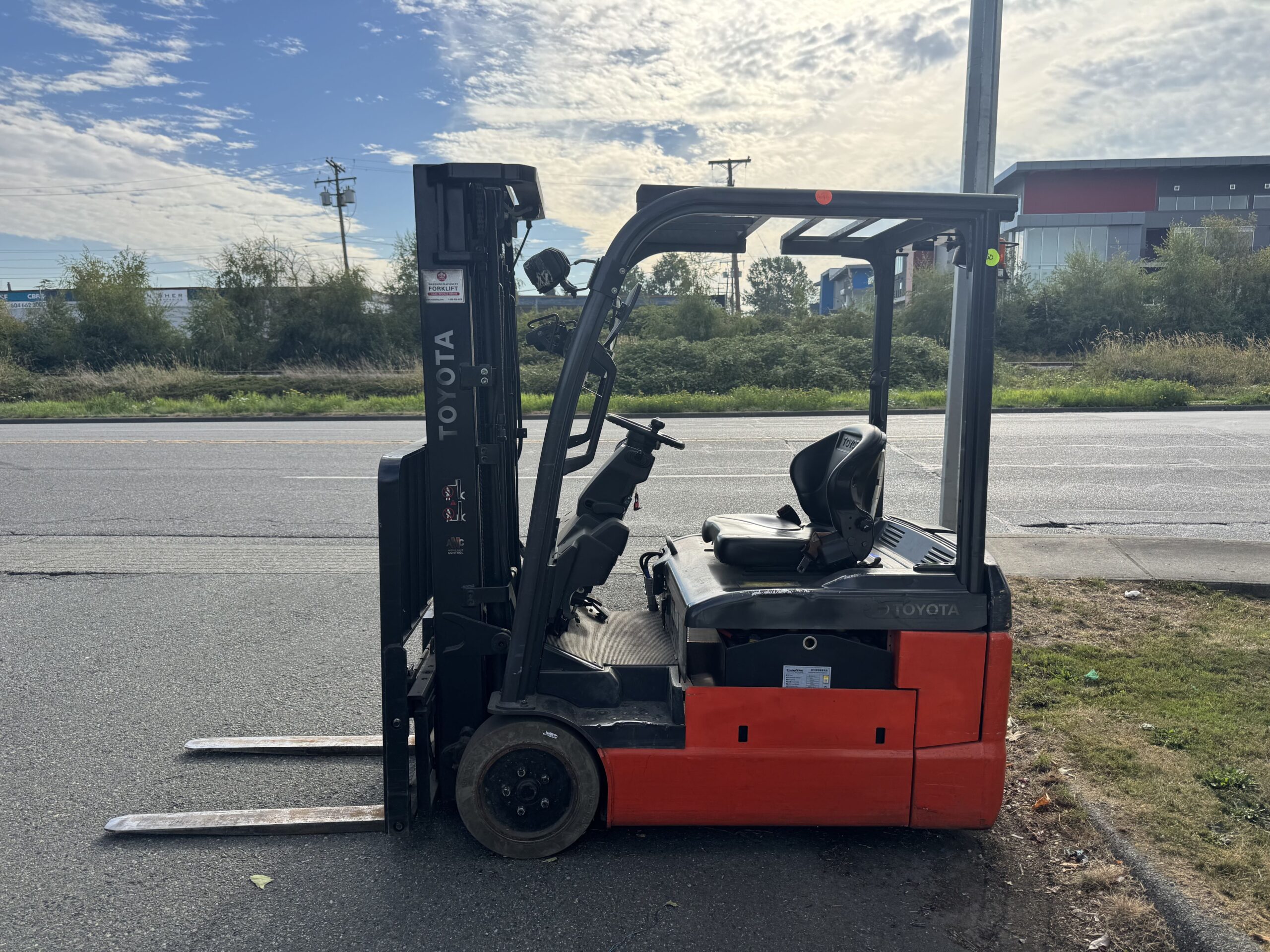 Toyota 4,000 lb Electric Forklift with Side Shift & New Battery – Used