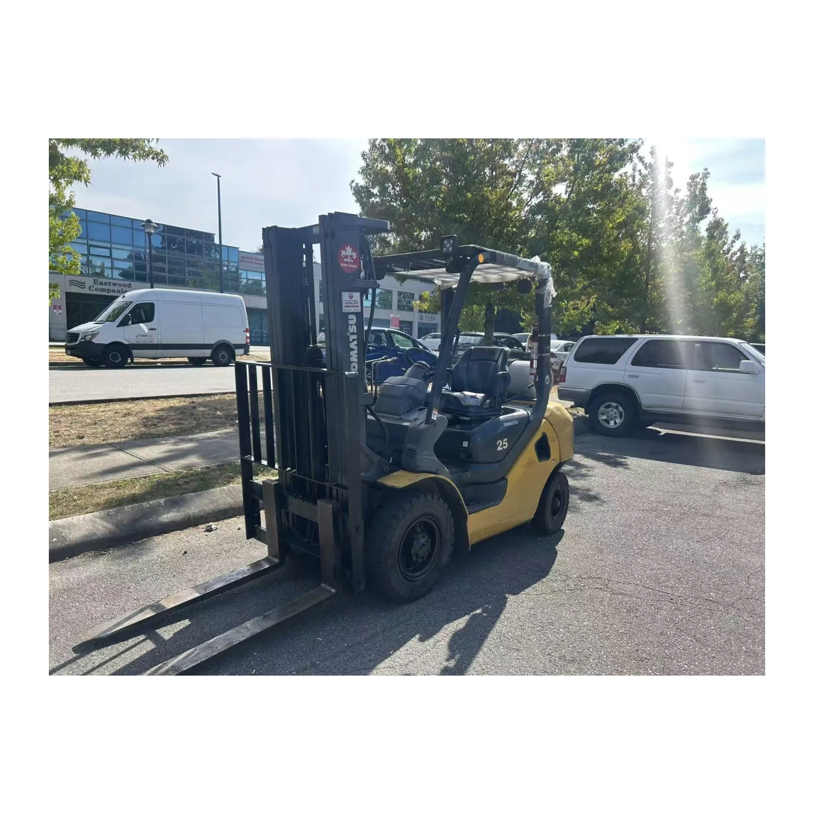 Used Komatsu LPG forklift – front three-quarter view with triplex mast