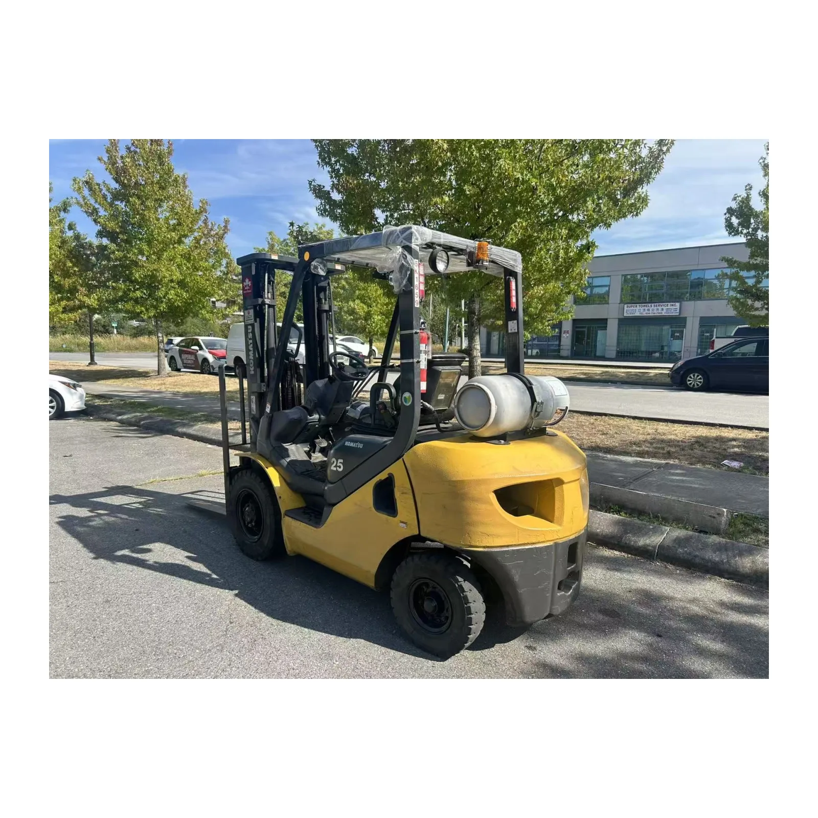 Used Komatsu LPG forklift – rear three-quarter view with LPG tank