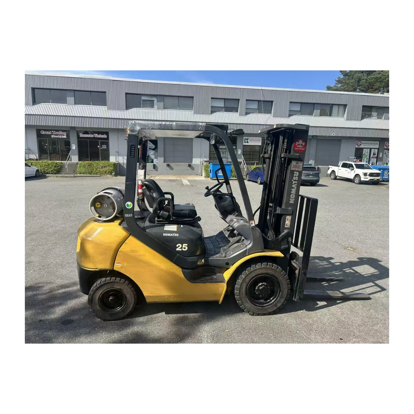 Used Komatsu LPG forklift – right side view