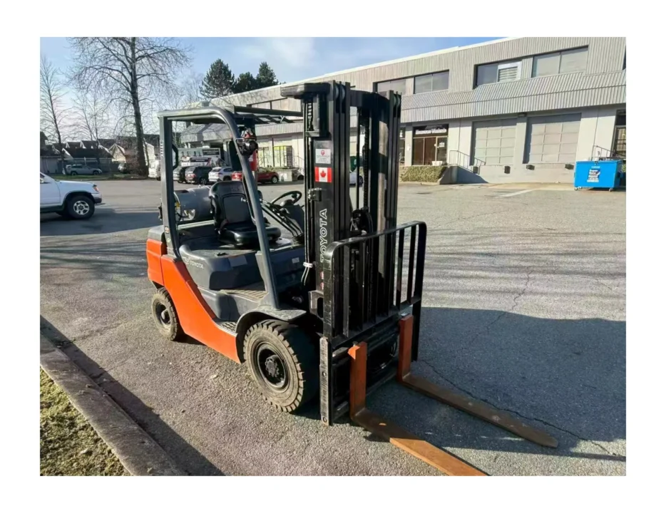 Toyota 8FGU25 LPG forklift with side shift, front three‑quarter view